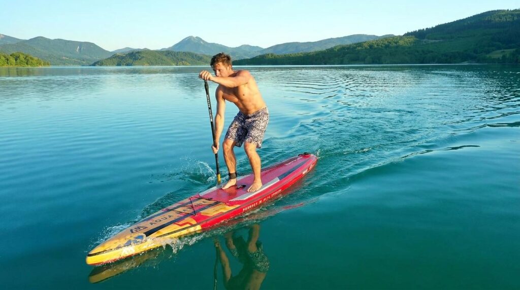 Aumentare la velocità del SUP con una tavola da touring Aqua Marina e una tecnica di pagaiata corretta.