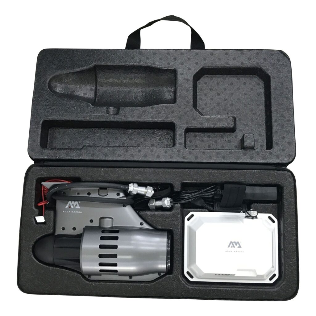 Motore Blue Drive S kit Aqua Marina Power Fin aperto, con unità motore grigia, batteria bianca e cavi, in una custodia sagomata.