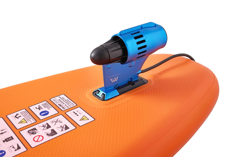Motore SUP: dettaglio della pinna motorizzata elettrica Aqua Marina installata sul fin box di una tavola gonfiabile